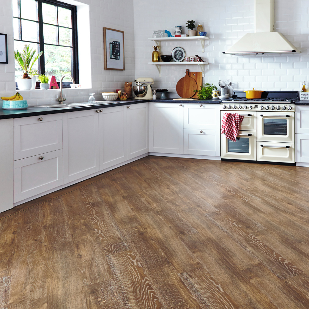 Hessian Oak VGW93T floors with DS06-10 design strip border in a kitchen